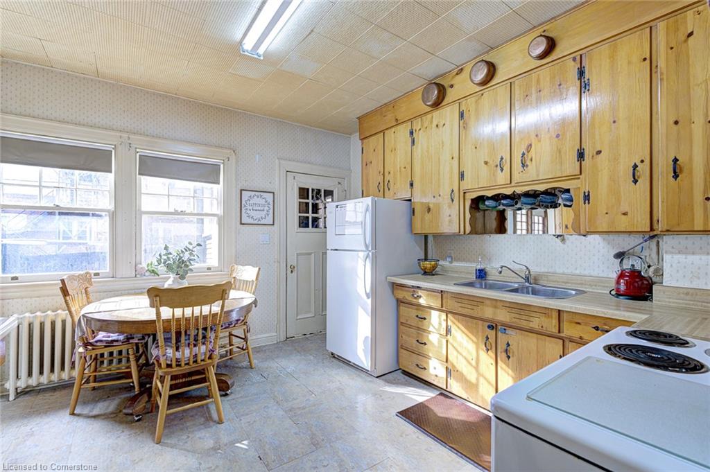 26 Fairleigh Avenue S Property Photo 12