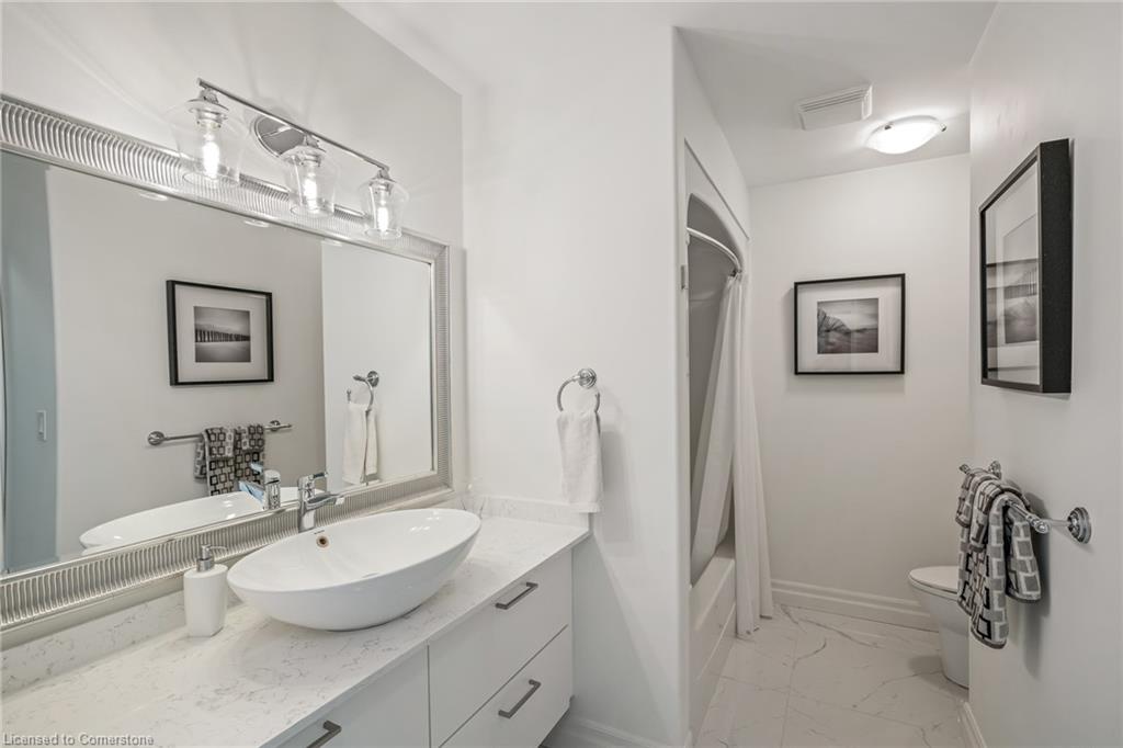 611 Simcoe Street Property Photo 25