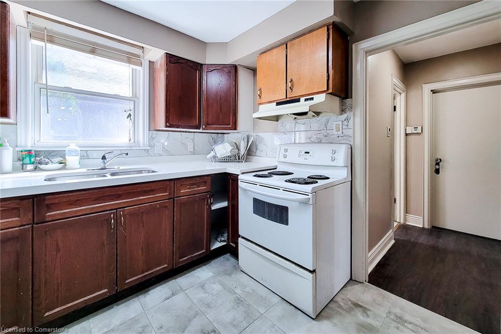 33 Norfolk Street S Property Photo 8