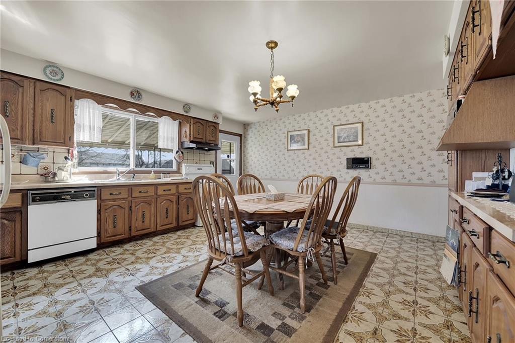 492 Second Road E Property Photo 12