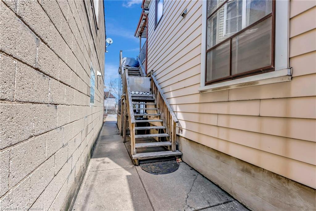 893 Barton Street E Property Photo 11
