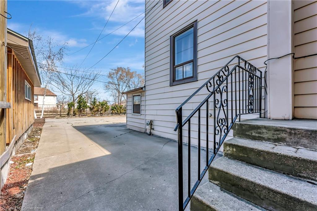 893 Barton Street E Property Photo 33