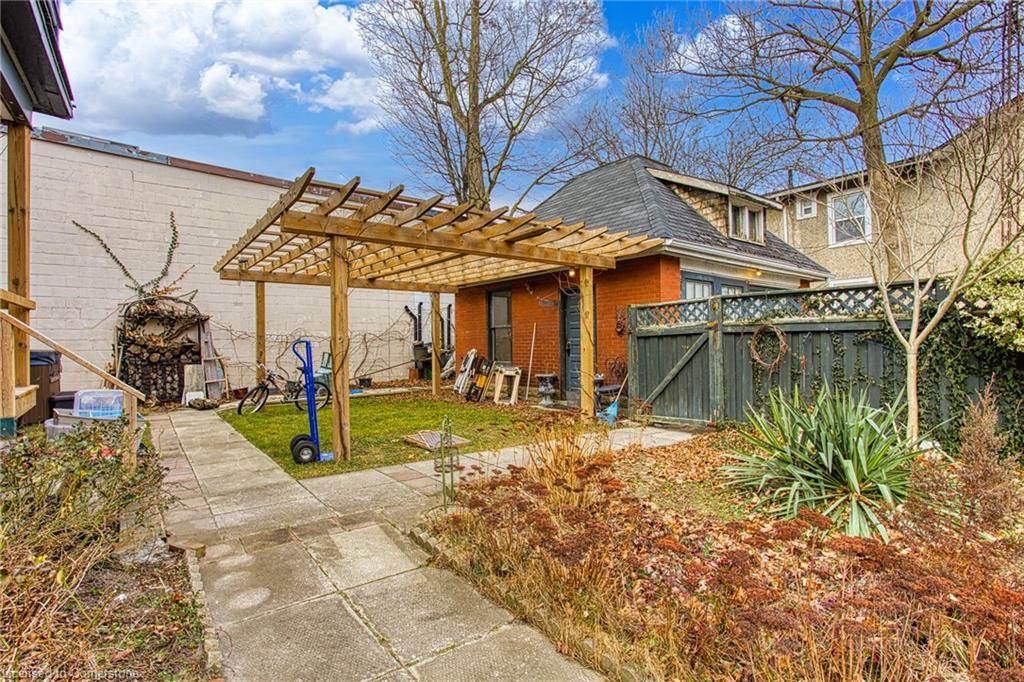 225 Broad Street E Property Photo 45