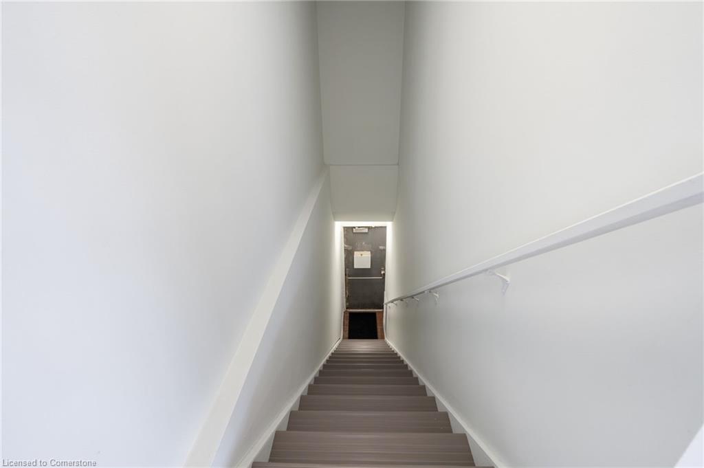 237 Parkdale Avenue N Property Photo 22