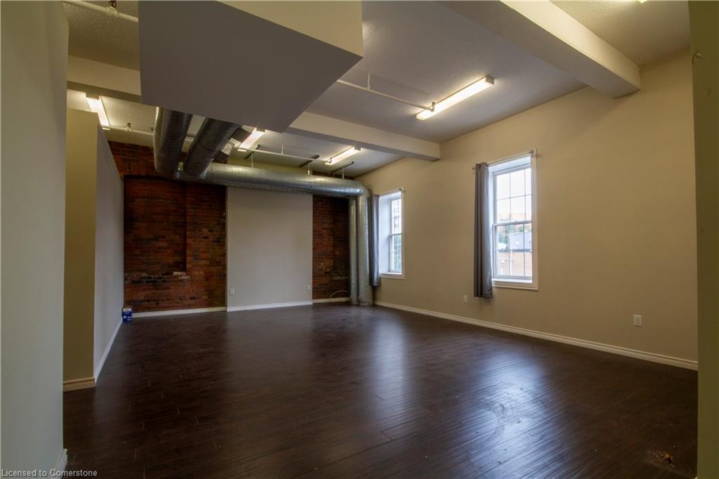 15 Wellington Street N Property Photo 13