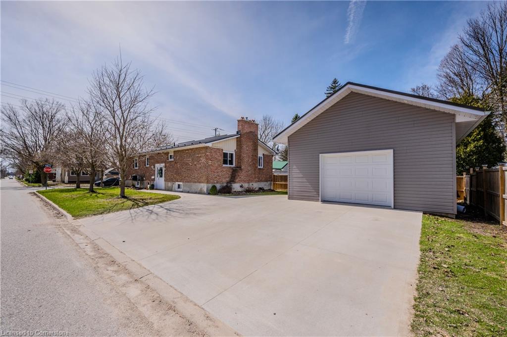 339 Elma Street E Property Photo 3