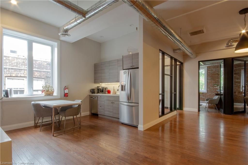 15 Wellington Street N Property Photo 16
