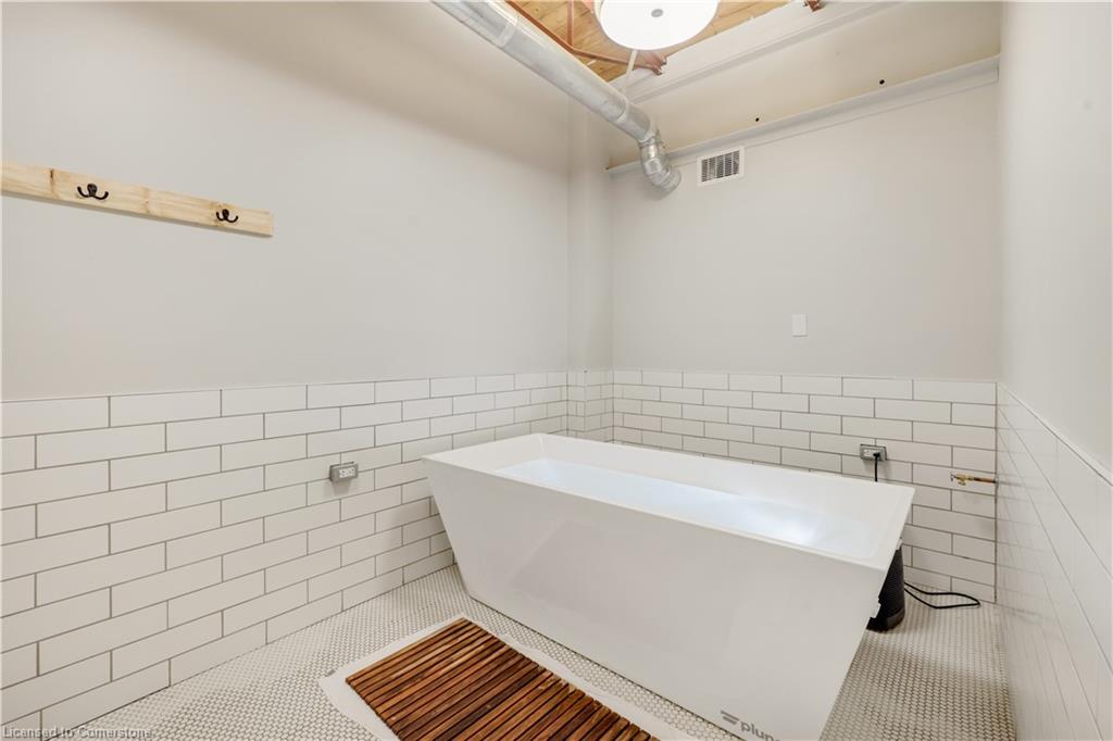 100 Dundas Street E Property Photo 28