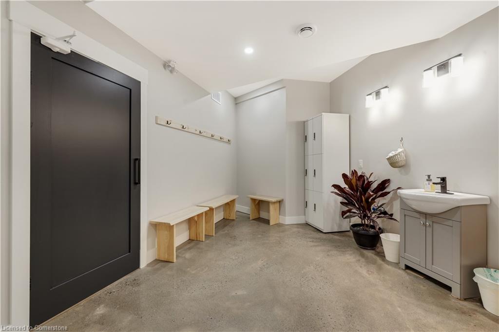100 Dundas Street E Property Photo 30