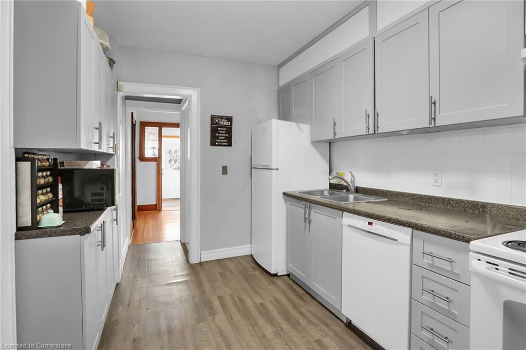 21 Paisley Avenue S Property Photo 10