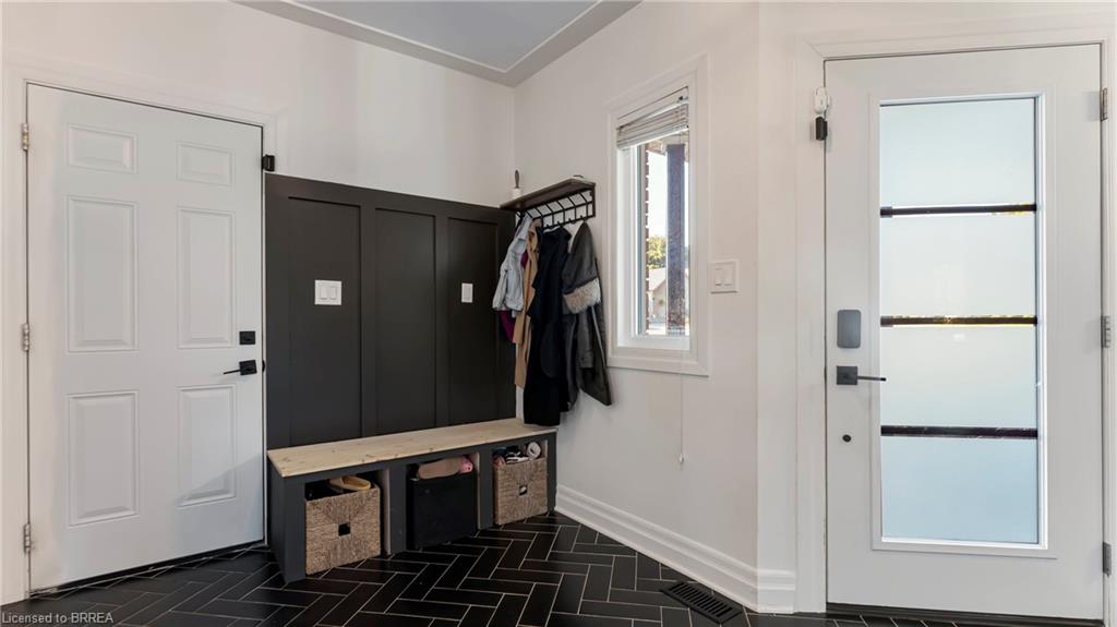 83 Victor Boulevard Property Photo 5