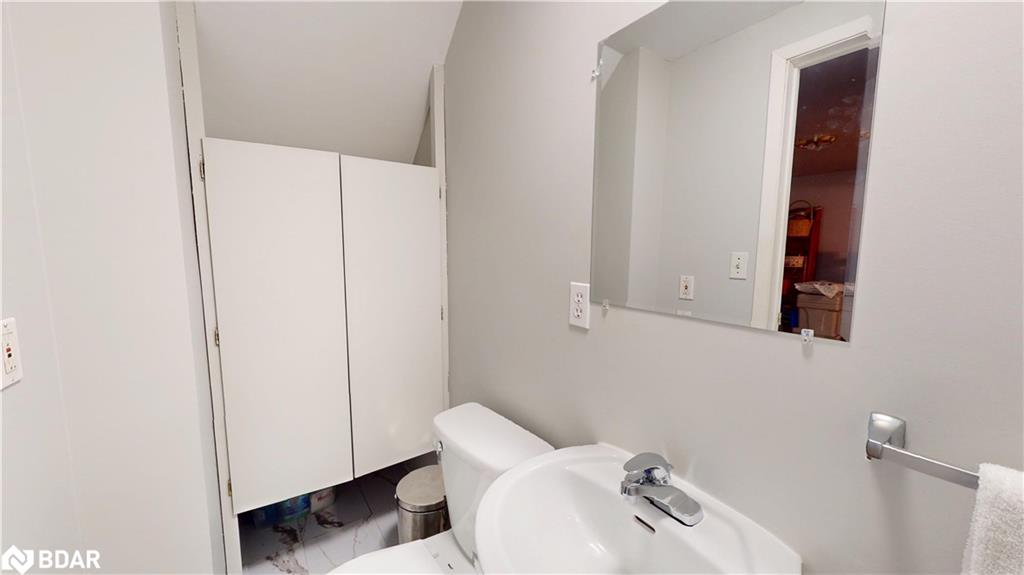 320 C Bluevale Street N Property Photo 14