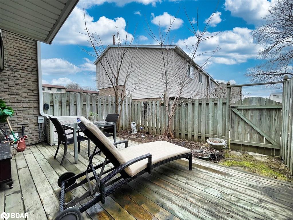 320 C Bluevale Street N Property Photo 15