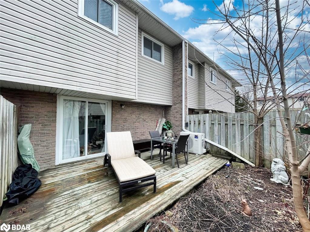 320 C Bluevale Street N Property Photo 16