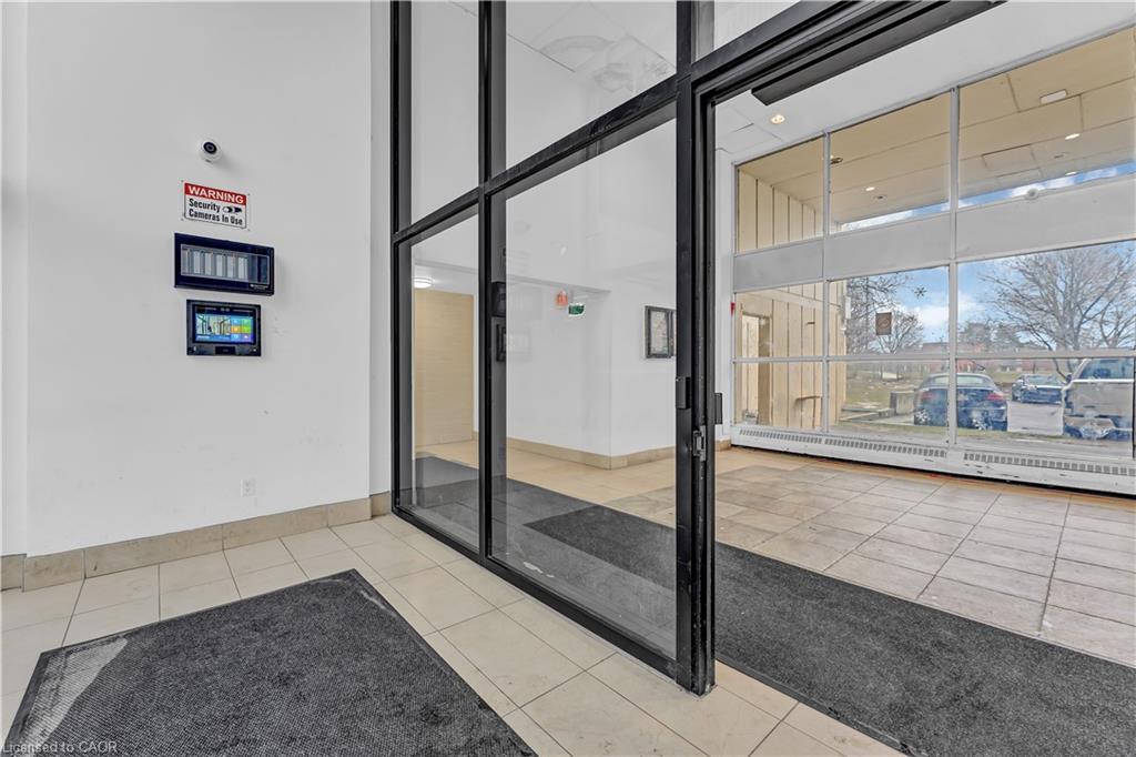 517-4673 Jane Street Property Photo 3