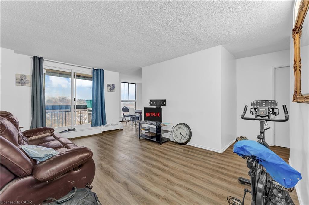 517-4673 Jane Street Property Photo 11