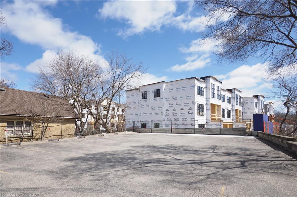 561 Queen Street S Property Photo 30