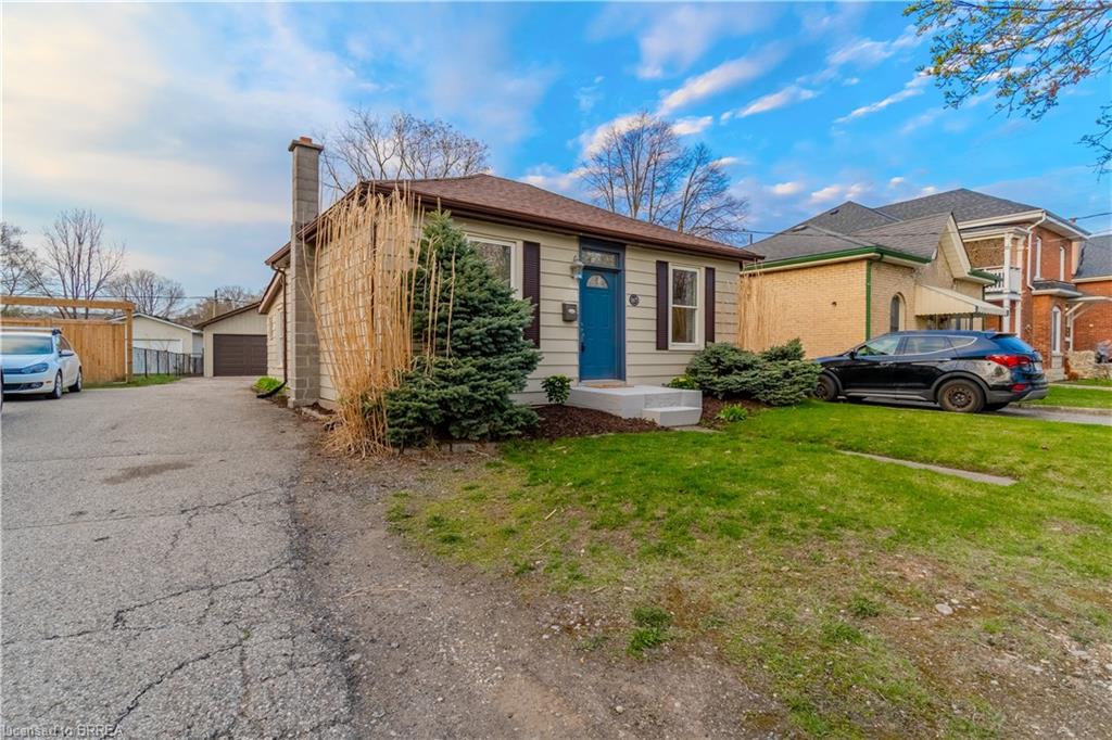 107 Grand River Avenue Property Photo 1
