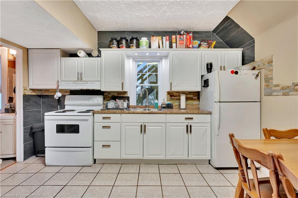 40 Menno Street Property Photo 32