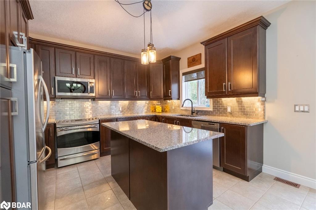513 Mapleview Drive E Property Photo 4