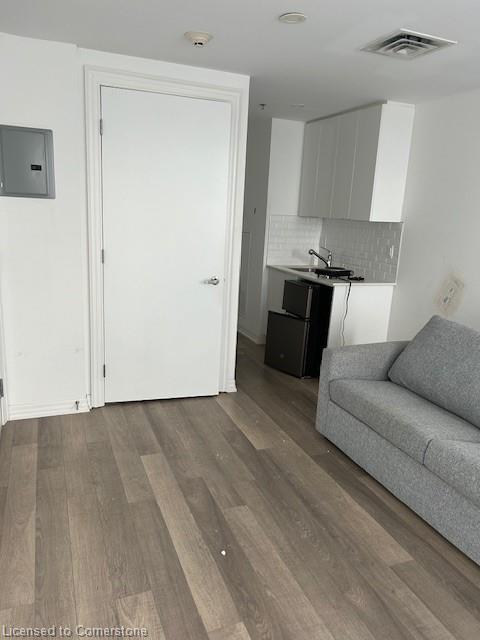 211-560 North Service Road Property Photo 4