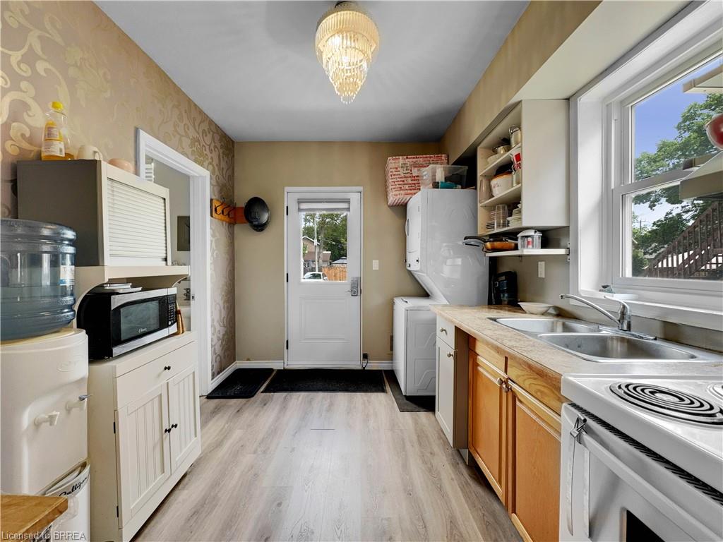 273-275 Brant Avenue Property Photo 18