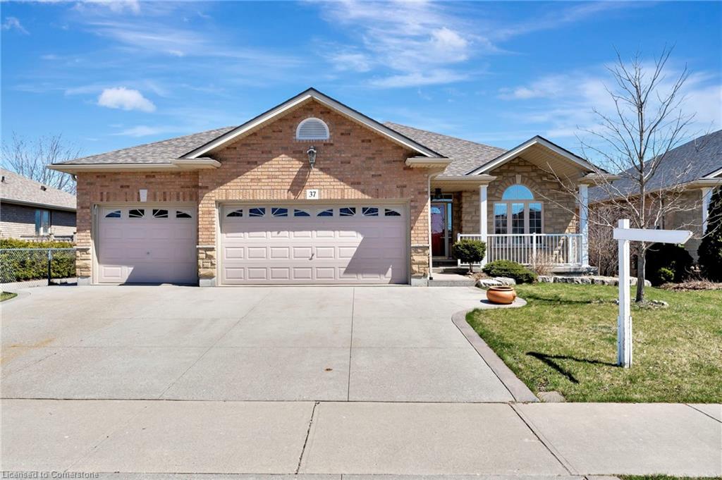 37 Oak Crescent Property Photo