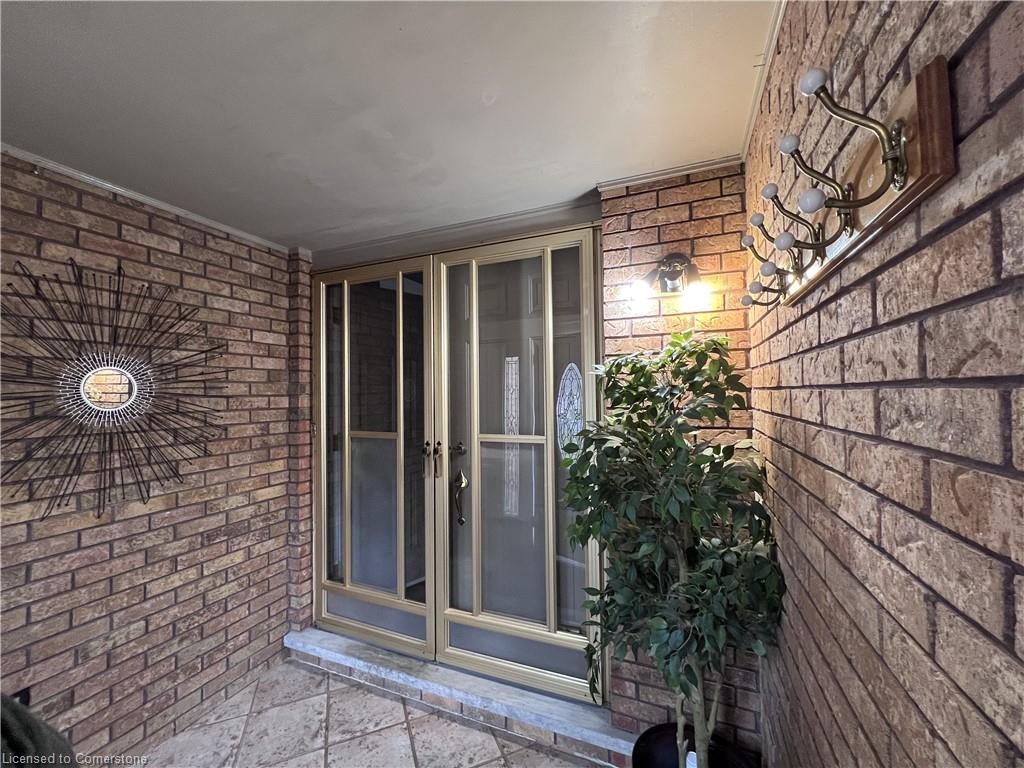 332-1/2 Grantham Avenue Property Photo 2