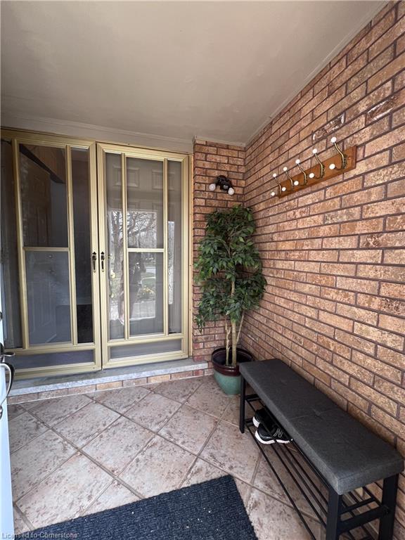 332-1/2 Grantham Avenue Property Photo 3