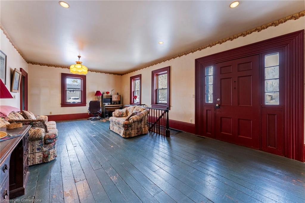 627 Nelson Street W Property Photo 9