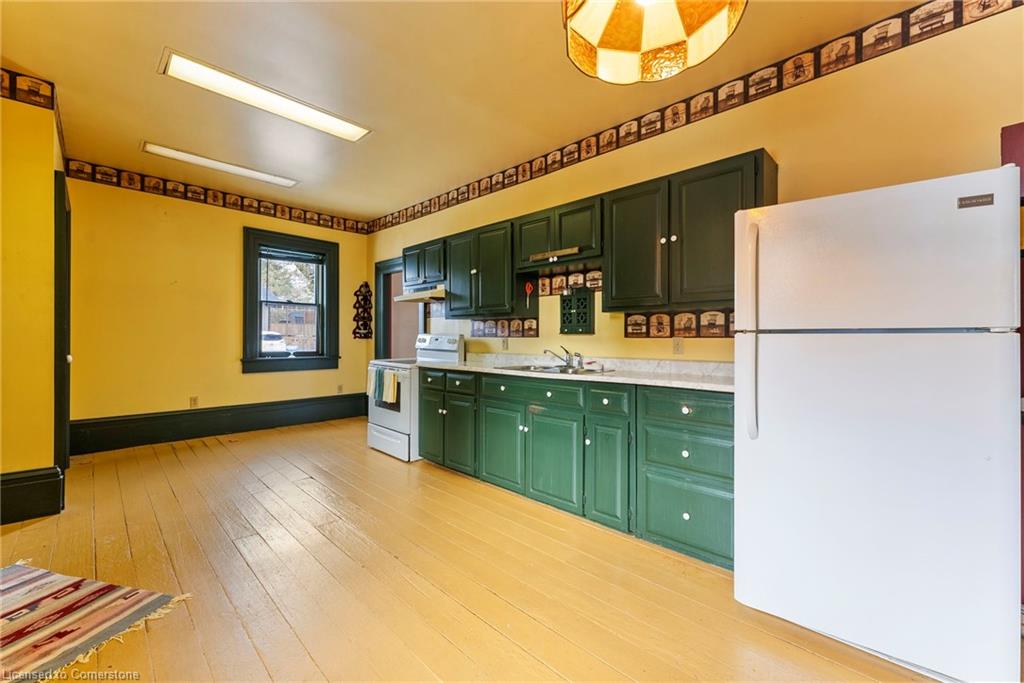 627 Nelson Street W Property Photo 14