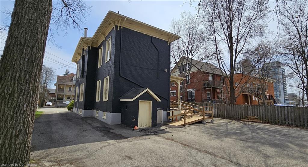 106 Young Street W Property Photo 2