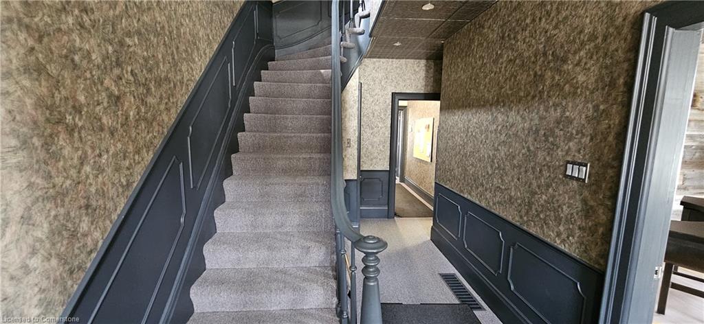 106 Young Street W Property Photo 3