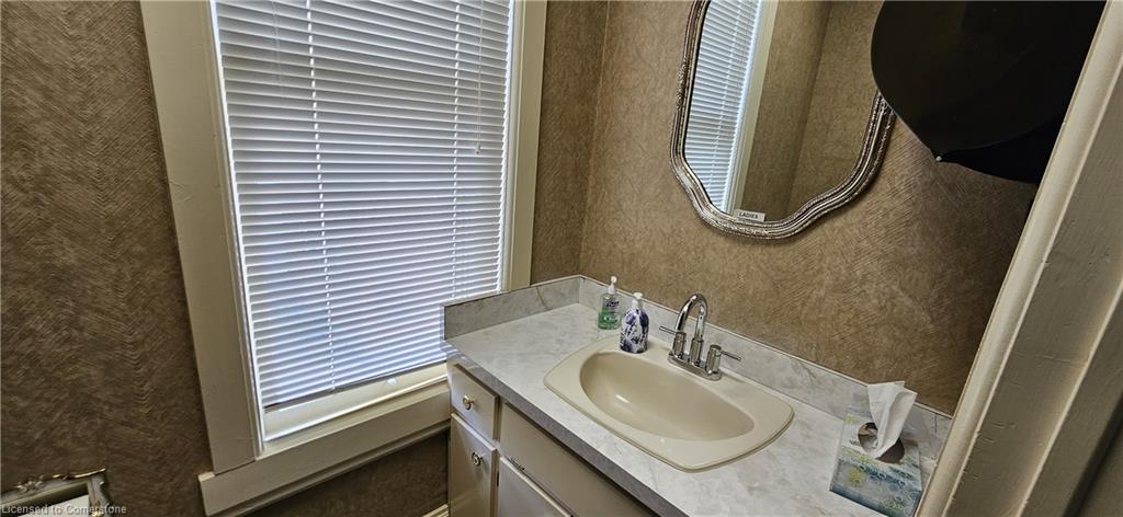 106 Young Street W Property Photo 14