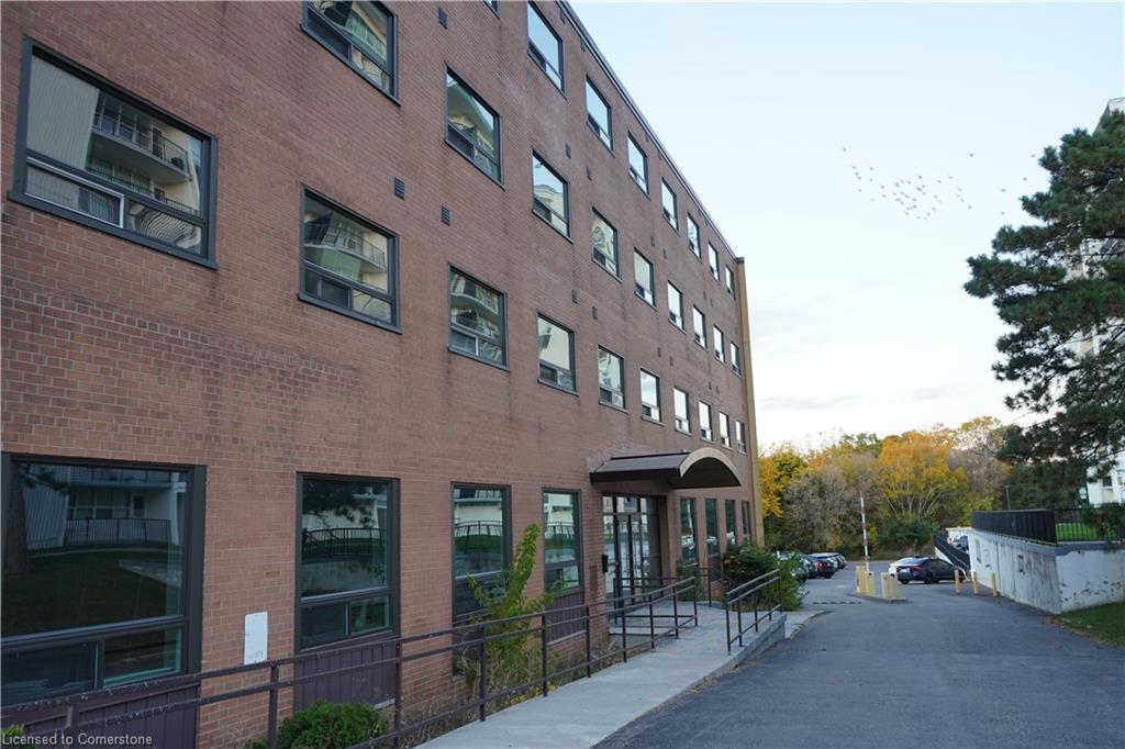 824 King Street W Property Photo 10