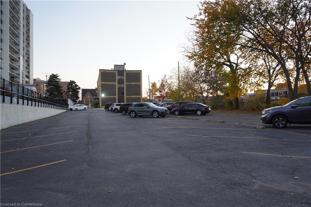 824 King Street W Property Photo 13