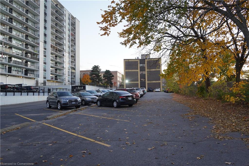 824 King Street W Property Photo 14