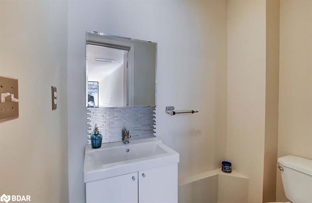 17 John Street N Property Photo 4