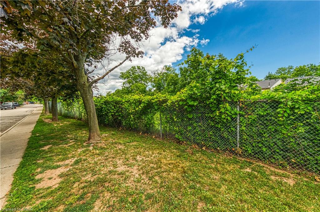 304-895 Maple Avenue Property Photo 4