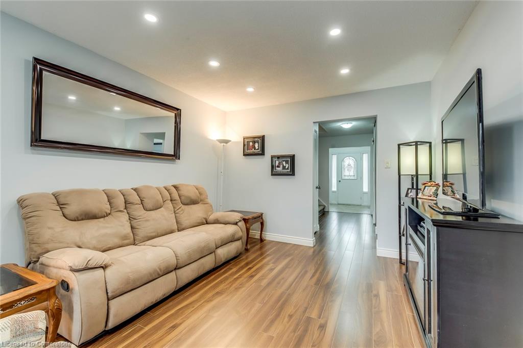 14-1548 Newlands Crescent Property Photo 4