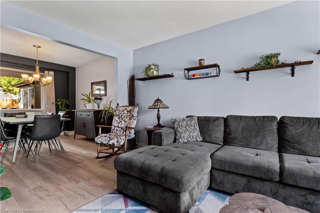 2385 Cotswold Crescent Property Photo 6