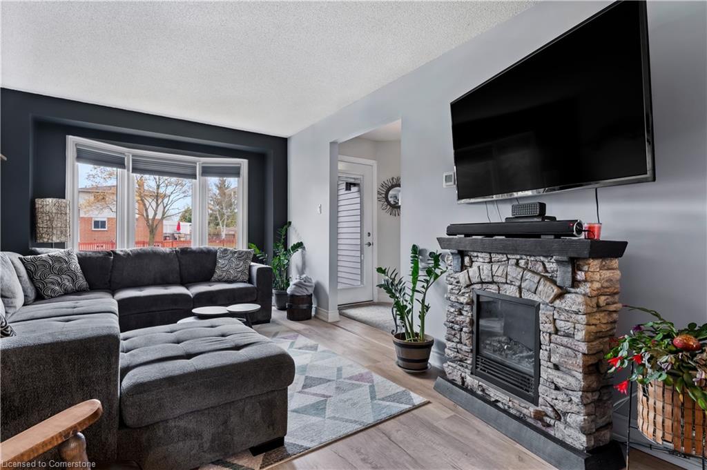 2385 Cotswold Crescent Property Photo 9