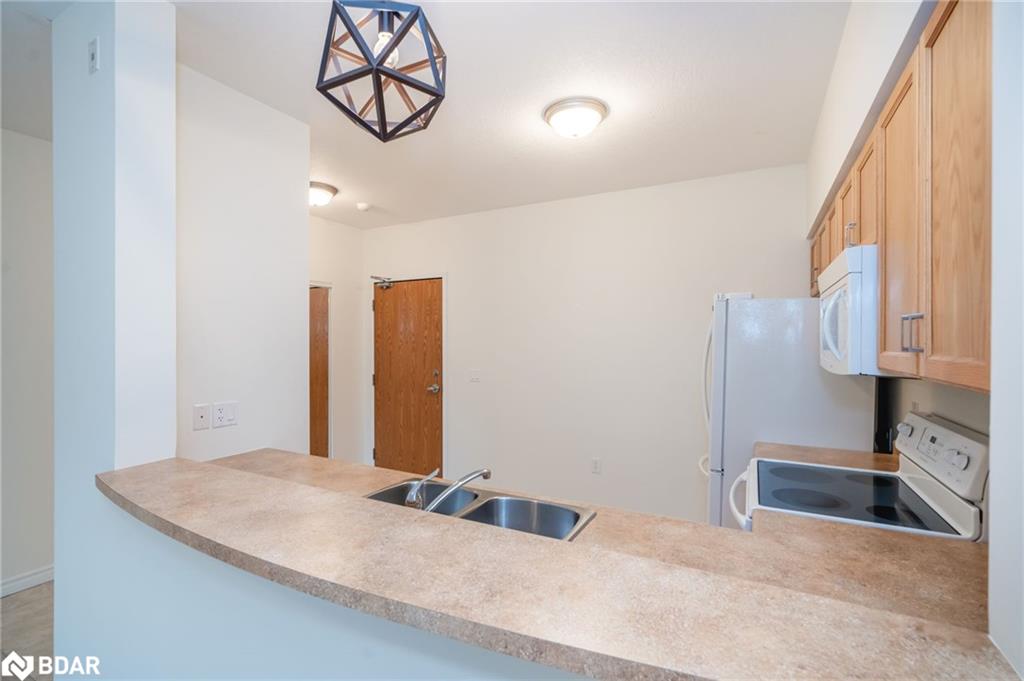 103-19b Yonge Street N Property Photo 11