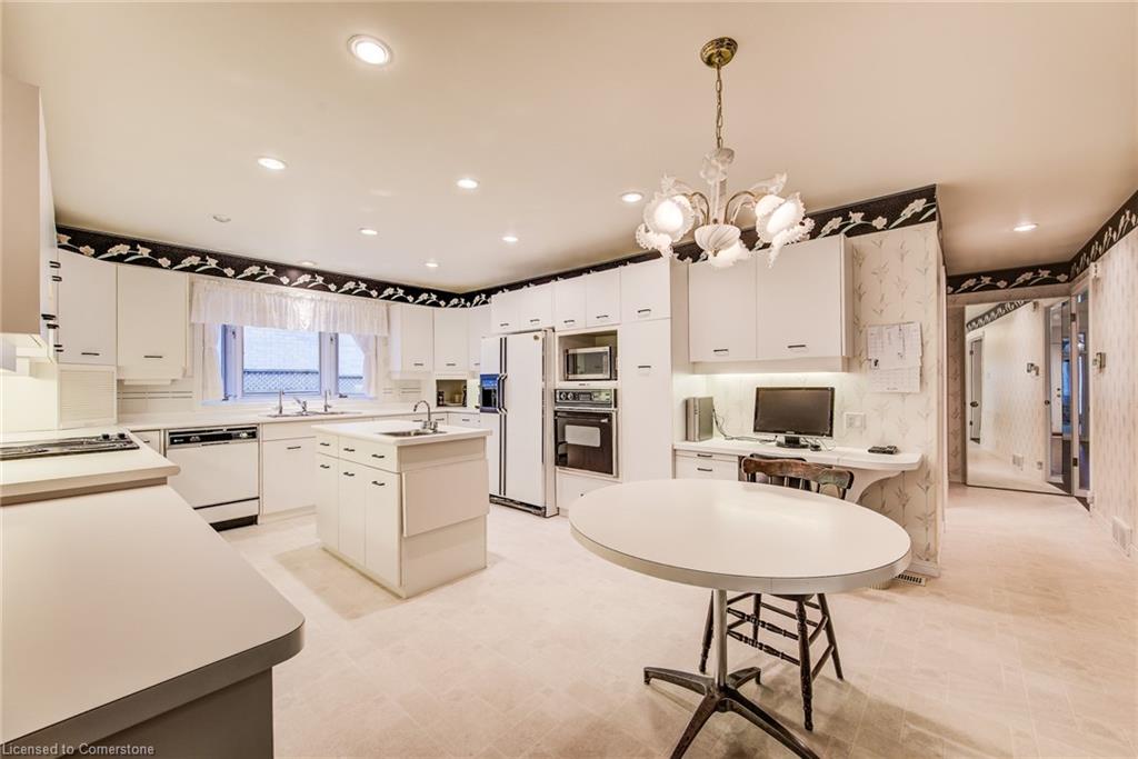 225 Corrie Crescent Property Photo 12