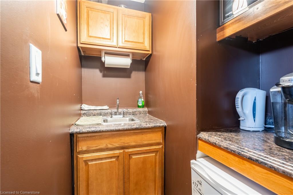 188 Parkdale Avenue N Property Photo 17