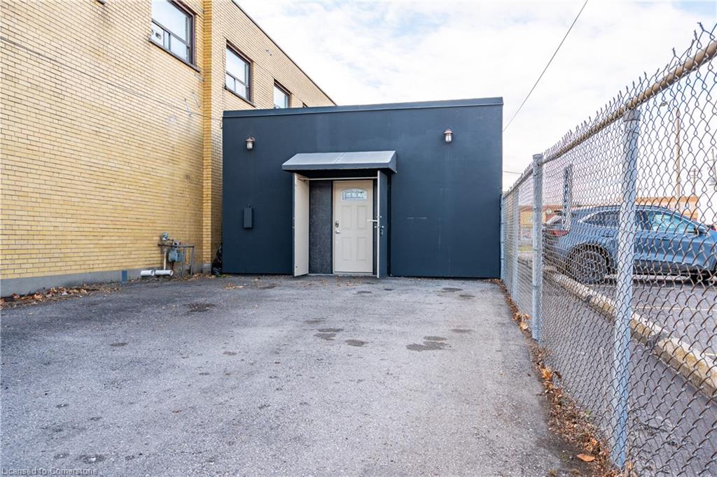 188 Parkdale Avenue N Property Photo 18