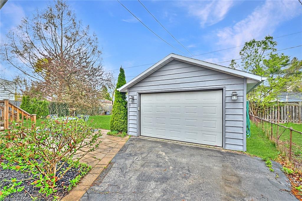 965 Kingsway Drive Property Photo 3