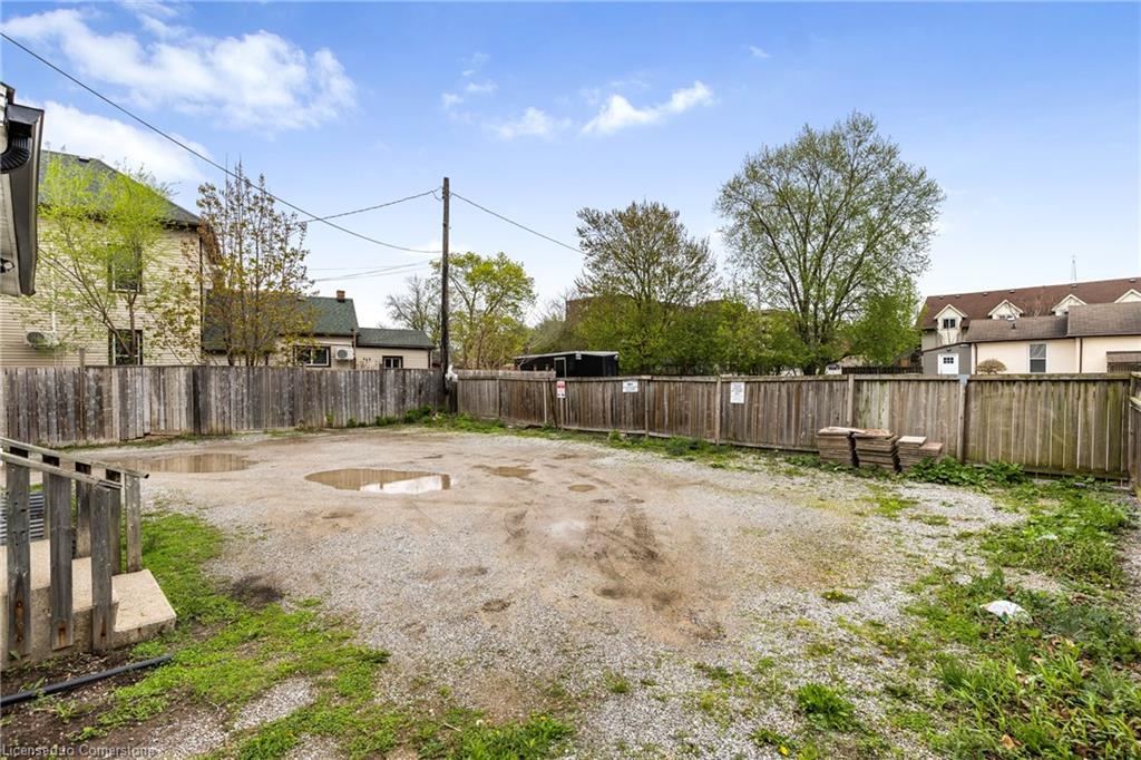 10-82 Welland Avenue Property Photo 5