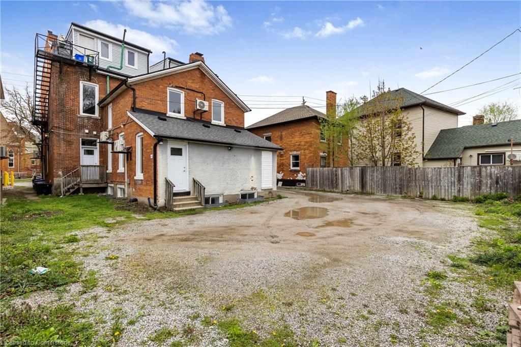 10-82 Welland Avenue Property Photo 7