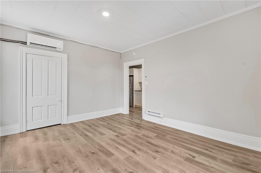 10-82 Welland Avenue Property Photo 8